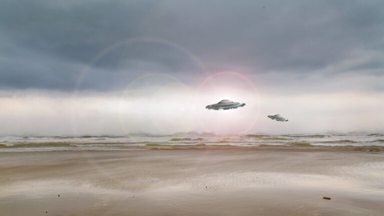 Twee UFO's zweven boven een zandstrand met een bewolkte lucht op de achtergrond. De oceaan golven zijn zichtbaar en lens flares zijn zichtbaar in de afbeelding.