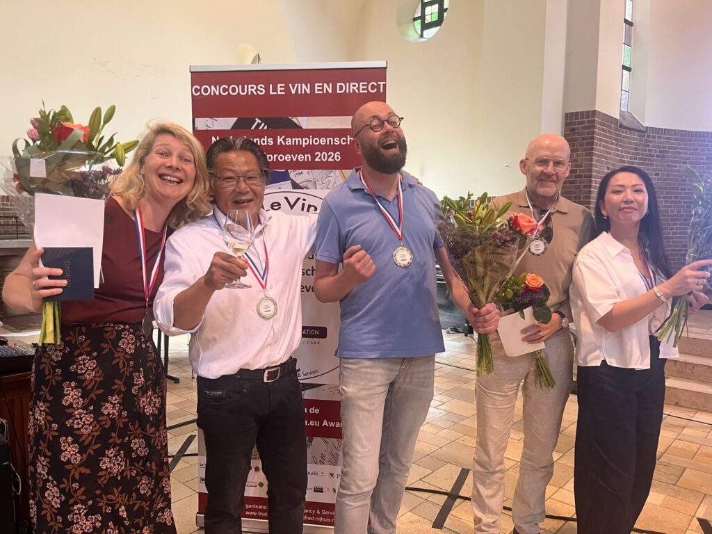 Your Favorite Tasting Team met de zilveren medaille, Rien van der Meulen tweede van links.