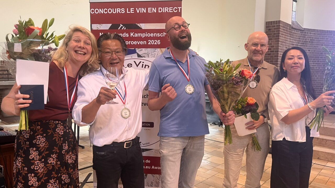 Your Favorite Tasting Team met de zilveren medaille, Rien van der Meulen tweede van links.