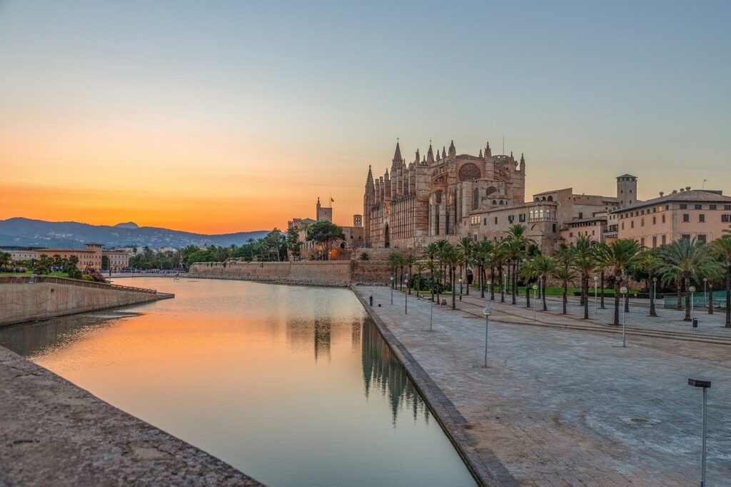 De kathedraal van Palma de Mallorca bij zonsondergang