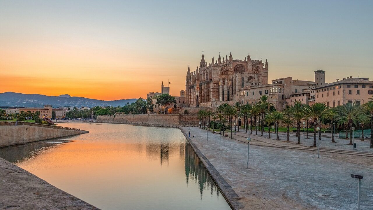 De kathedraal van Palma de Mallorca bij zonsondergang