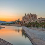 De kathedraal van Palma de Mallorca bij zonsondergang